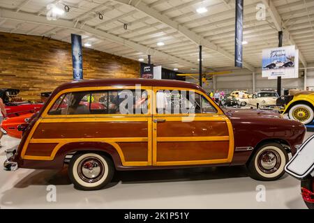 Ein Ford Custom Deluxe Woody Station Wagon aus dem Jahr 1950 wurde bei Worldwide Auctioneers in Auburn, Indiana, USA, ausgestellt. Stockfoto
