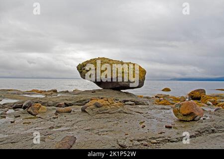 Balance Rock, eine Touristenattraktion in der Nähe von Skidegate, Graham Island, Haida Gwaii (ehemals Queen Charlotte Islands), British Columbia, Kanada. Stockfoto