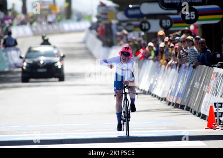 Zoe Backstedt aus Großbritannien feiert, dass sie bei der UCI Road Cycling World Championships die Junioren-Zeitfahren-Weltmeisterschaft der Frauen gewinnt. Stockfoto