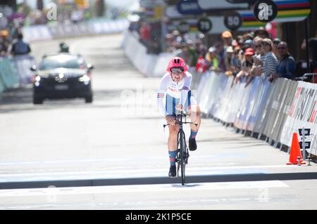 Zoe Backstedt aus Großbritannien feiert, dass sie bei der UCI Road Cycling World Championships die Junioren-Zeitfahren-Weltmeisterschaft der Frauen gewinnt. Stockfoto