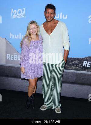 Century City, USA. 19. September 2022. Jeffery Bowyer-Chapman, Emma Meisel kommt bei der Hulus Original Series REBOOT Premiere an, die am Montag, 19. September 2022, im Fox Studio Lot in Century City, CA, stattfand. (Foto: Juan Pablo Rico/Sipa USA) Quelle: SIPA USA/Alamy Live News Stockfoto