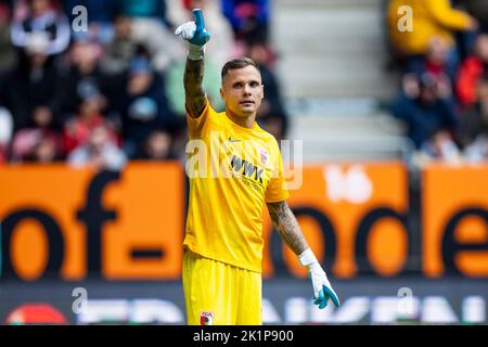 Augsburg, Deutschland. 17. September 2022. Fußball: Bundesliga, FC Augsburg - Bayern München, Matchday 7, WWK Arena. Augsburger Torhüter Rafal Gikiewicz Gesten. Quelle: Tom Weller/dpa/Alamy Live News Stockfoto