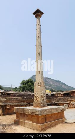 Vijaya stumbh außerhalb Bhoganandishwara Tempel, Nandi Hills, Chikkaballapur, Karnataka, Indien. Stockfoto