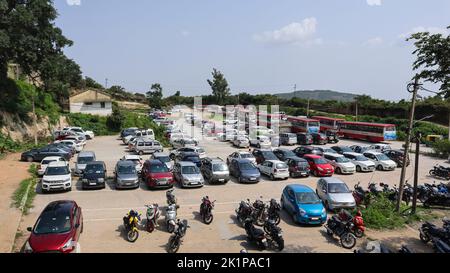 Blick auf Parkplatz mit Autos auf Nandi Hills, Chikkaballapur, Karnataka, Indien. Stockfoto
