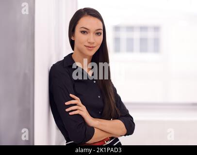 Leben in einer Unternehmenswelt. Eine junge Geschäftsfrau in ihrem Büro. Stockfoto