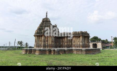 Blick auf den Yoga Madhava Tempel, erbaut 1261 n. Chr. von einem Offizier des Hoysala Reiches während König Narsimha III, Settikere, Tumkur, Karnataka, Indien. Stockfoto