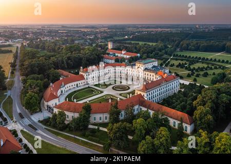 Fertod, Ungarn - Luftaufnahme des schönen Esterhazy Schlosses (Esterhazy-kastely) und des Gartens in der Stadt Fertod, in der Nähe von Sopron an einem sonnigen Sommer Mo Stockfoto