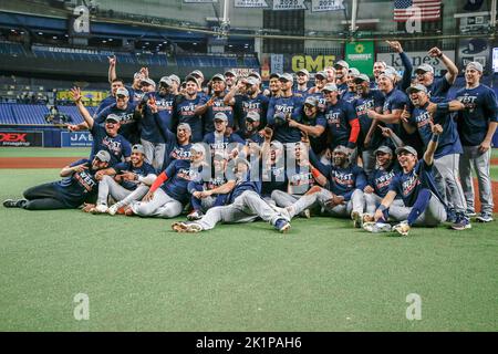 St. Petersburg, Florida. USA; Houston Astros posierte mit ihren „AL West is Ours“-T-Shirts für ein Teamfoto nach einem Baseballspiel der Major League gegen den T Stockfoto