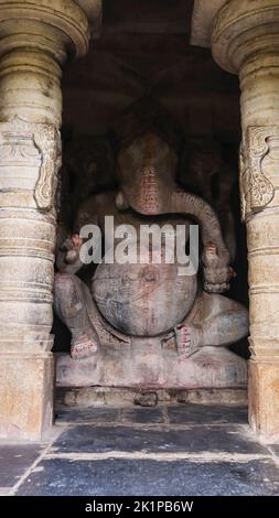 Große Statue von Lord Ganesha in Stein gemeißelt, Tempel aus dem 11.. Jahrhundert, Sudi, Gadag, Karnataka, Indien. Stockfoto