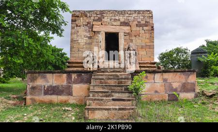 Tempel der großen Statue von Lord Ganesha in Stein gemeißelt, 11. Jahrhundert Tempel, Sudi, Gadag, Karnataka, Indien. Stockfoto