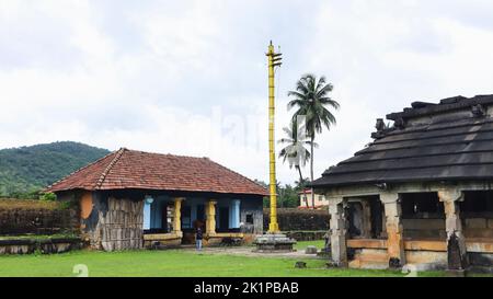 Eingang von Shree Neminatha Swami Basadi, ist ein Steintempel, der im 9.. Jahrhundert, Varanga, Udupi, Karnataka, Indien gebaut wurde. Stockfoto