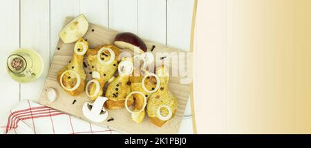 Rohe Hähnchenschenkel mit Gewürzen, appetitlich. Rohes Fleisch, Hühnerschenkel, mit Olivenöl, Kräutern und Gewürzen. Draufsicht, Kopierbereich Stockfoto