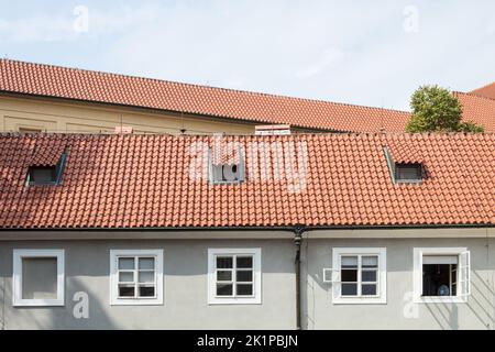 Gefliestes, rotes Dach auf alten Häusern, Nahaufnahme. Hintergrund der Altstadt und roten Dächern Stockfoto