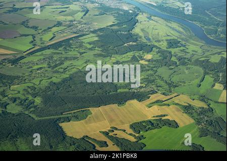 Luftansicht Landwirtschaft. Luftbild ländliche Landschaft Bauernhöfe Dörfer malerische grüne Patchwork Weide. Felder und Flüsse Stockfoto