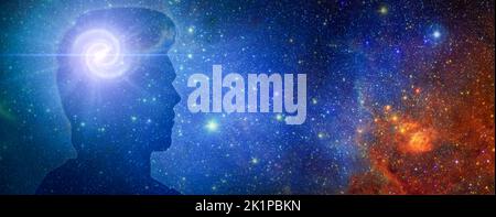 Silhouette des Kopfes eines Mannes mit Aura-Chakren im Weltraum. Jenseits des Geistes. Silhouette des Menschen mit Raum als Gehirn. Breites Banner, Copy Space. Elemente von Th Stockfoto