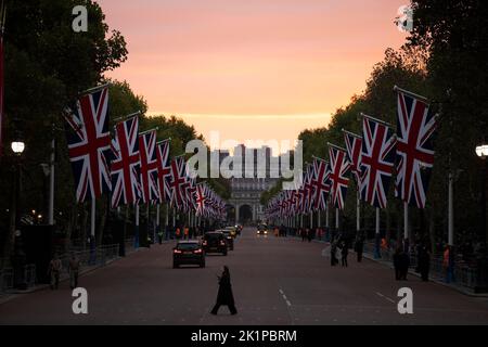 London, Großbritannien. 19. September 2022. Die Sonne geht über der Mall vor dem State Funeral Ihrer Majestät Königin Elizabeth II auf Kredit: Jeff Gilbert/Alamy Live News Kredit: Jeff Gilbert/Alamy Live News Stockfoto