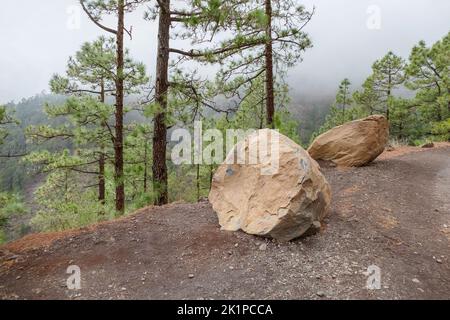 Landschaft mit gebrochenem Felsbrocken um Vilaflor, eine Gemeinde und ein Dorf im südzentralen Teil der Insel Teneriffa, einer der Kanarischen Inseln Stockfoto