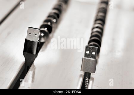 Verbinden und chatten. Schwarz-weiße usb-Kabel und Ballons Stockfoto