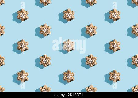 Weihnachtliches Sternmuster. Festlich dekorierte Kekse. Traditionelle Bäckerei. Neujahr. Süße weiße Eisfigur Kekse isoliert auf blauem Pastell. Stockfoto