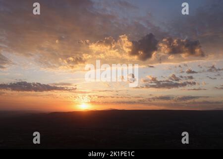 Letzte Sonnenstrahlen vor dem Hintergrund von Ebenen und Bergen Stockfoto