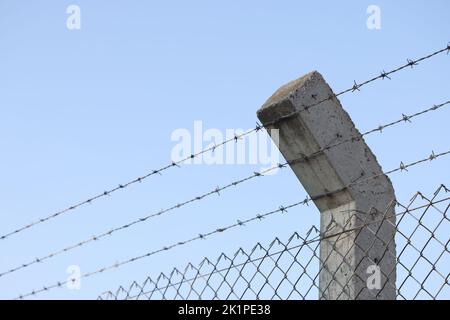 Stacheldraht und blauer Himmel im Hintergrund Stockfoto