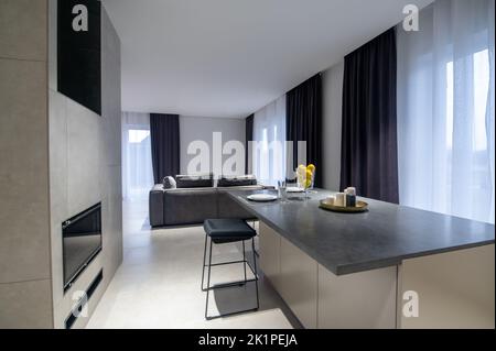 Essbereich in einem modernen Studio-Apartment Stockfoto