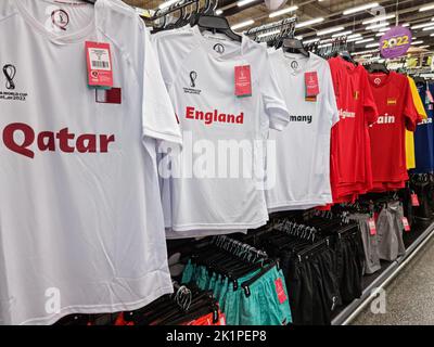 Doha, Katar - 14. September 2022: Offizielle Lizenzprodukte der FIFA Fußball-Weltmeisterschaft 2022 in Katar in den Läden. Stockfoto