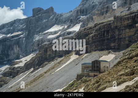 Refuge de la Breche de Roland, oder Refuge de Sarradets, hoch oben im Cirque de Gavarnie in den zentralen französischen Pyrenäen. Stockfoto