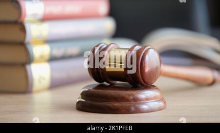 Hölzerner Gavel von Richtern und Gesetzbuch im Gerichtssaal Stockfoto