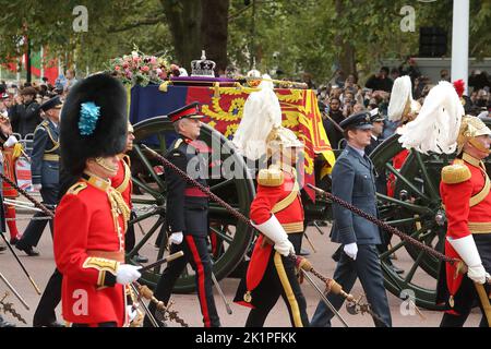 Der Sarg von Königin Elizabeth II wird auf einem Waffenwagen getragen, der während der Trauerprozession entlang der Mall in London, Großbritannien, von Mitarbeitern der Royal Navy gezogen wurde Stockfoto