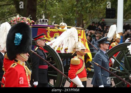 Der Sarg von Königin Elizabeth II wird auf einem Waffenwagen getragen, der während der Trauerprozession entlang der Mall in London, Großbritannien, von Mitarbeitern der Royal Navy gezogen wurde Stockfoto