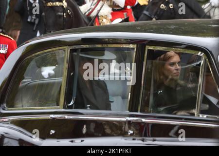 London, Großbritannien. 19. September 2022. Prinzessin Beatrice und Prinzessin Eugenie folgen der Höflichkeit der Beerdigung von Königin Elizabeth II.. Stockfoto