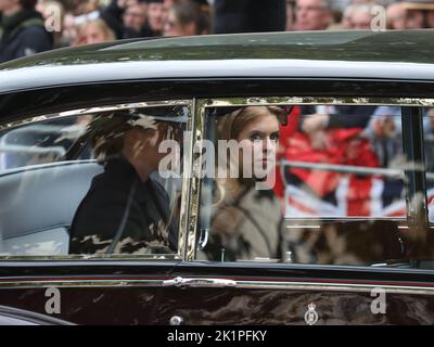 London, Großbritannien. 19. September 2022. Prinzessin Beatrice und Prinzessin Eugenie folgen der Höflichkeit der Beerdigung von Königin Elizabeth II.. Stockfoto