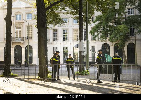 Den Haag, Niederlande. 20. September 2022. 2022-09-20 08:52:12 DEN HAAG - Polizei an der Koninklijke Schouwburg vor Prinsjesdag. Quelle: ANP/Alamy Live News Stockfoto