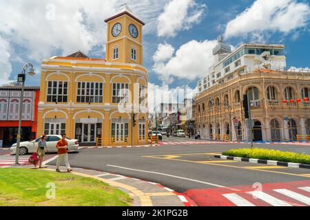 Phuket Town Clock Tower in der Altstadt von Phuket, Thailand. Ein Wahrzeichen der Altstadt von Phuket, ein beliebtes Touristengebiet. Stockfoto