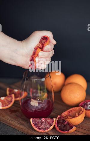Blut Orange wird in Glas gepresst frisches Blut Orangensaft Stockfoto