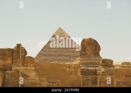Die große Sphinx und Pyramiden von Menkaure und Khafre an einem sonnigen Tag in Gizeh, Kairo, Ägypten Stockfoto