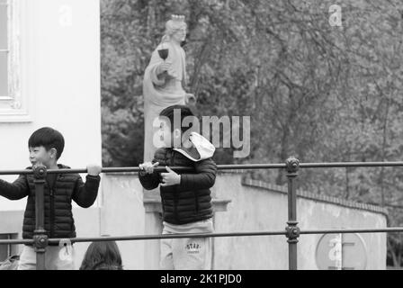 Eine Graustufenaufnahme von zwei asiatischen Kindern in einem Museum in Prag, Tschechien Stockfoto