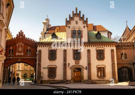 Gotische bogenförmige St. Florians Tor zur Altstadt Krakaus Polen durch das polnische gotische Stadtarsenal, heute ein Museum. Stockfoto