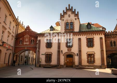 Gotische bogenförmige St. Florians Tor zur Altstadt Krakaus Polen durch das polnische gotische Stadtarsenal, heute ein Museum. Stockfoto