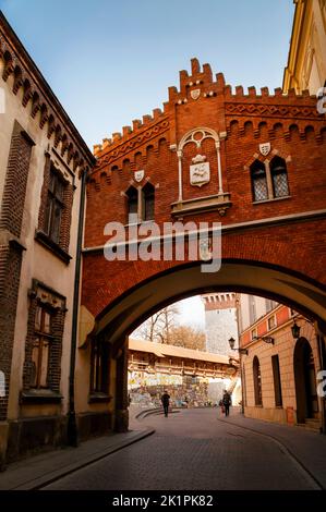 Gotische Ziegelsteinbogenstraße Florians Tor zur Altstadt von Kraków, Polen. Stockfoto