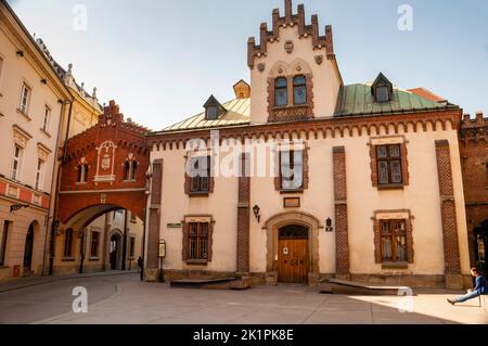 Gotische bogenförmige St. Florians Tor zur Altstadt Krakaus Polen durch das polnische gotische Stadtarsenal, heute ein Museum. Stockfoto