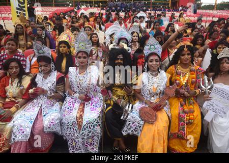 Nicht exklusiv: 18. September 2022, Kalkutta, Indien: Achthundert Frauen und Mädchen, die als verschiedene Avatare der Göttin Durga gekleidet waren, traten in eine Prozession Stockfoto