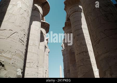 Nahaufnahme von Säulen mit Gravuren des Karnak-Tempels in Luxor, Ägypten Stockfoto