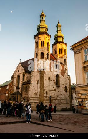 St. Die Andrews-Kirche in Karkow ist eines der am besten erhaltenen romanischen Gebäude in Polen und eine seltene Verteidigungskirche. Stockfoto