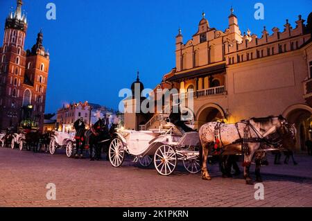 Der große Platz von Krakau, Polen, befindet sich rund um die Basilika der Jungfrau Maria und die Tuchhalle der Renaissance. Stockfoto