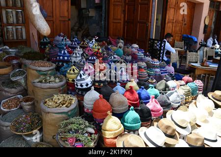 Ein Geschäft auf dem Markt Jemaa el Fnaa mit bunten Strickmützen Stockfoto