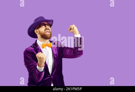 Glücklich lustig aufgeregt bärtigen Mann tun Sieger Geste mit den Armen angehoben, lächelnd und nach Erfolg schreiend. Konzept der Feier. Stockfoto