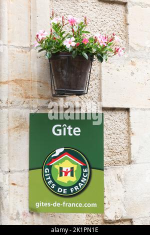 Villefranche du Perigord, Frankreich - 26. Juni 2021: Gites de France Schild an einer Wand. Gites de France ist ein Ferienhaus in Frankreich zur Miete Stockfoto