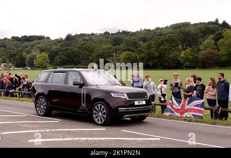 Die Prinzessin Royal folgt in einem Auto hinter dem State Hearse, der den Sarg von Königin Elizabeth II. Trägt, während sie durch Runnymede reist, auf ihrer Reise vom State Funeral in Westminster Abbey, London, zu einem Committal Service in der St. George's Chapel in Windsor Castle, Berkshire. Bilddatum: Montag, 19. September 2022. Stockfoto